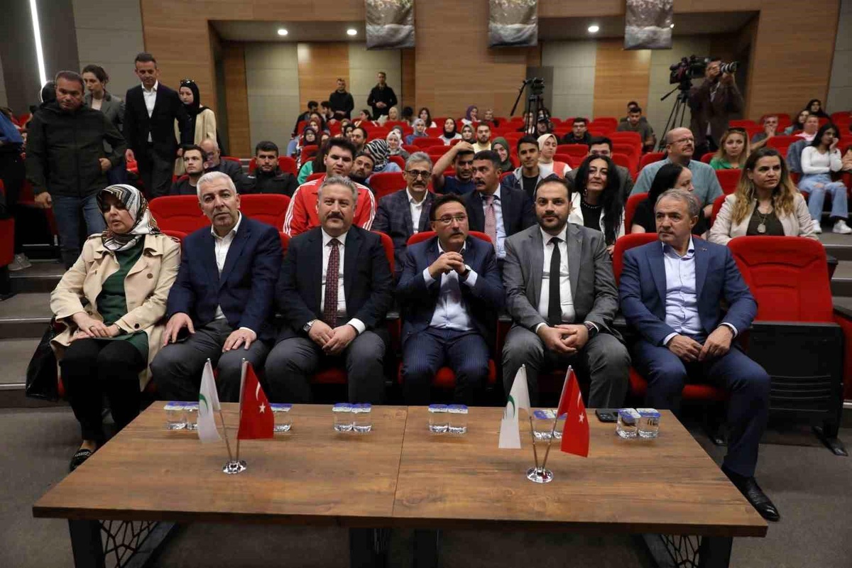 Melikgazi Belediyesi ve Yeşilay işbirliğiyle gençlere \'Milli Değerlerimiz Çanakkale\' konferansı düzenlendi