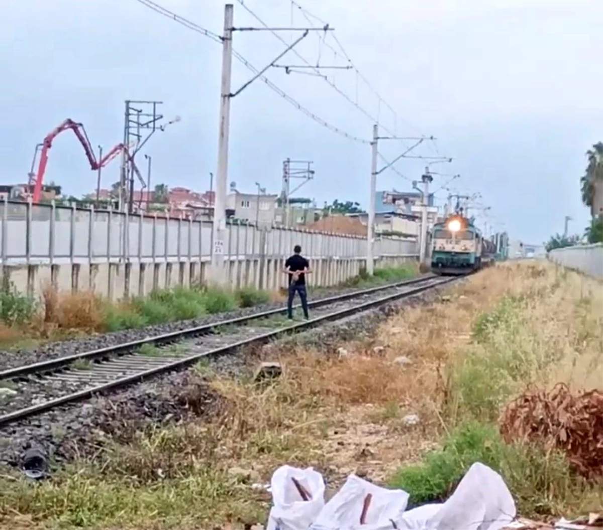 Adana\'da Kişi Treni Durdurup Çekip Gitti