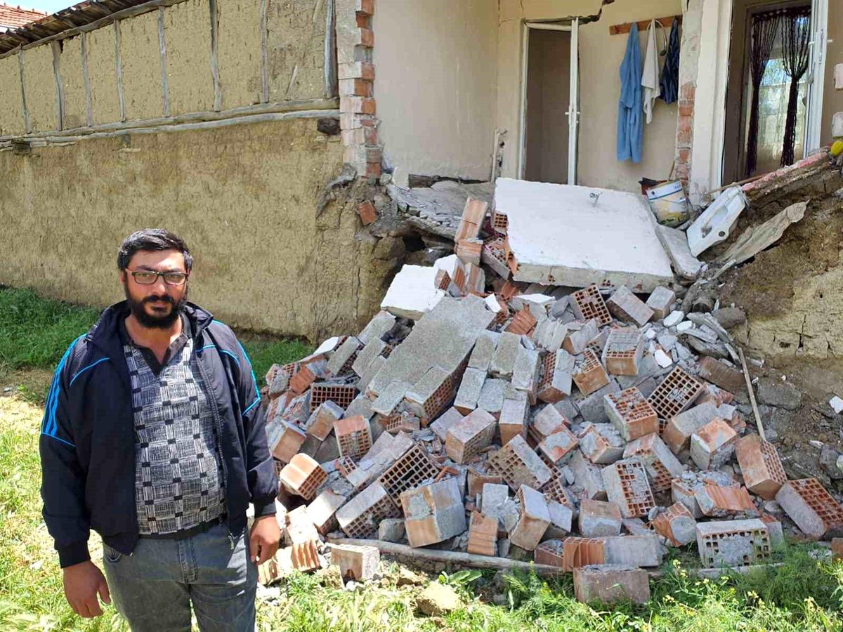 Çorum\'da Sağanak Yağış Sonucu Ev Duvarı Çöktü