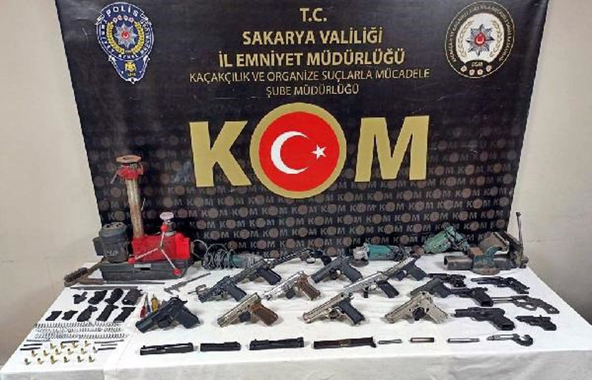Sakarya\'da silah imalathanesine operasyon: 18 tabanca ve malzemeler ele geçirildi