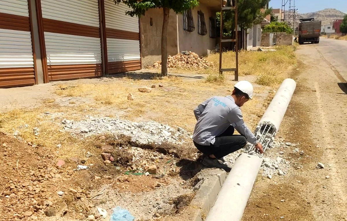 Şırnak ve Mardin\'de Kaçak Elektrik Kullananlar Elektrik Direklerine Saldırdı