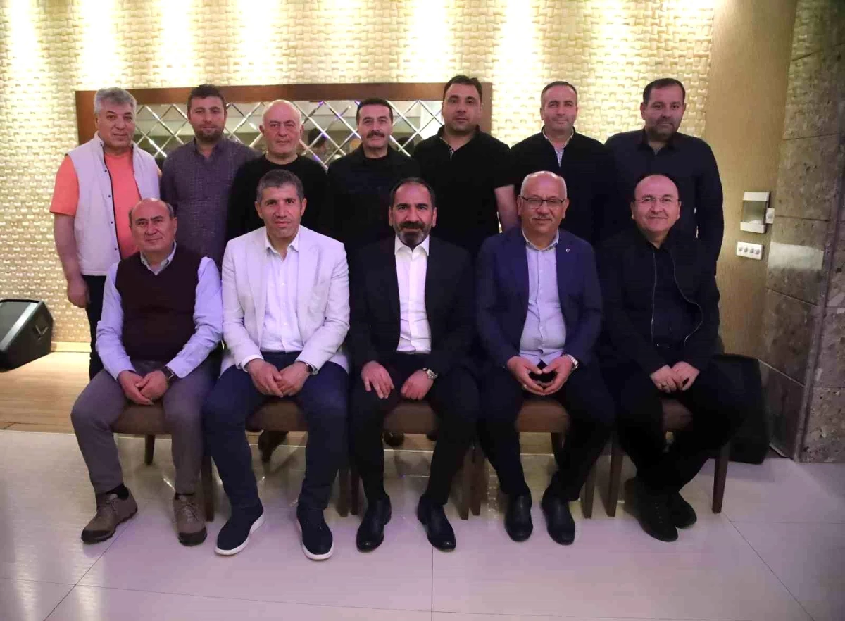 Sivasspor Başkanı Mecnun Otyakmaz, Yönetim Kurulu Üyeleriyle Vedalaştı