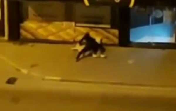 Sokak ortasında darbedilen kadın, polis gelince şikayetçi olmadı Sokak ortasında darbedilen kadın, polis gelince şikayetçi olmadı