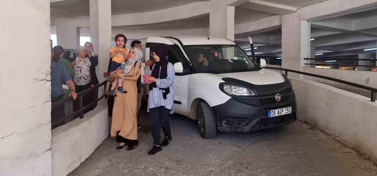 Nazilli\'de Kamyonetin Çarptığı Bebek Arabasındaki Çocuk Yaralandı