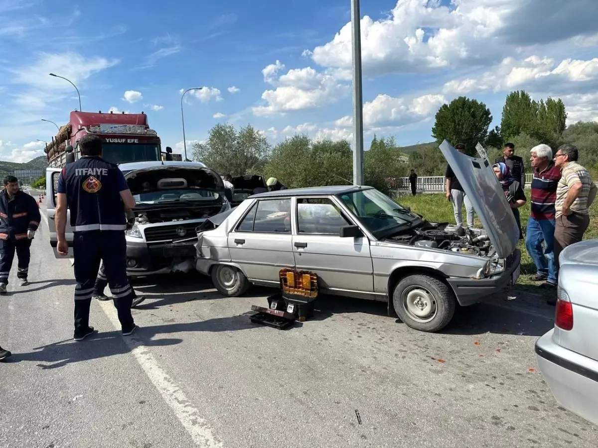 Kütahya Tavşanlı\'da Zincirleme Trafik Kazası: 2 Yaralı