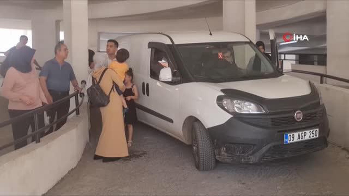 Ticari araç, araç yolunu kullanan bebek arabalı kadına çarptı