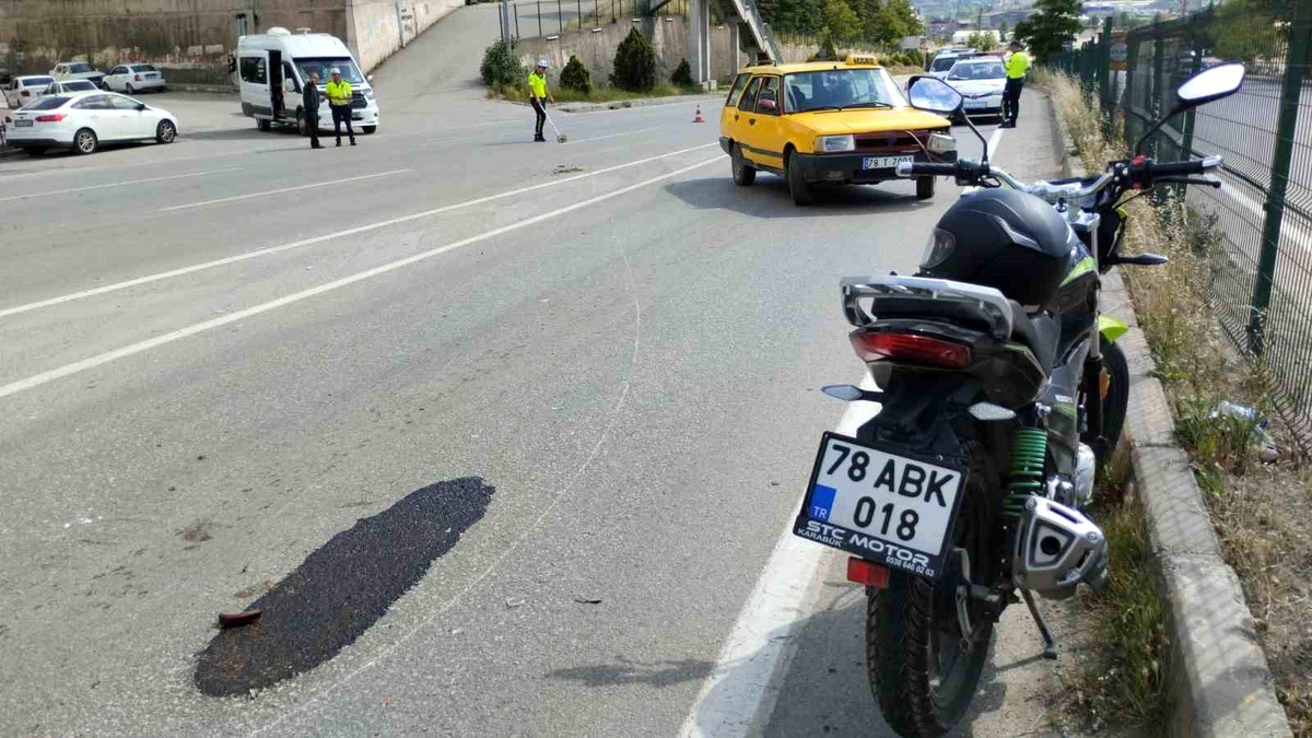Karabük\'te Ticari Taksi ile Motosiklet Çarpıştı: 1 Yaralı