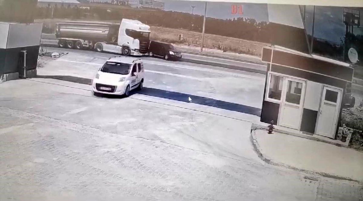 Lüleburgaz\'da Tırın Çarptığı Otomobil Yoldan Çıkıp Devrildi