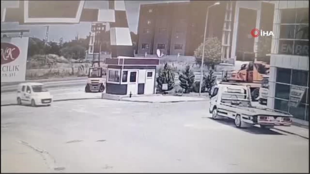 Tırın şerit değiştiren otomobile çarpıp devrildiği kaza kamerada