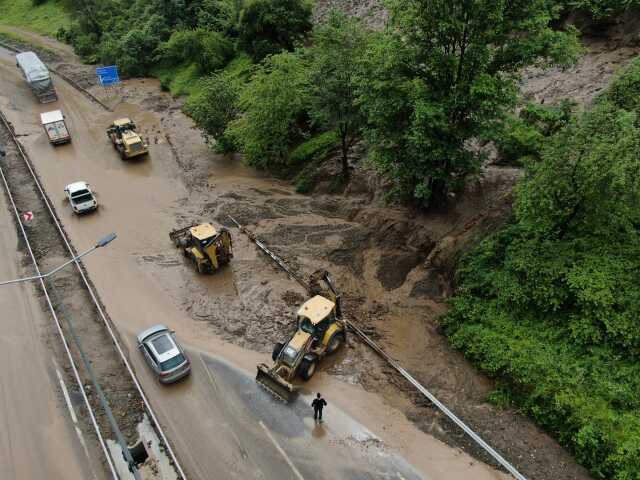 Trabzon'da sağanak etkili oldu; hoparlörle 'dereden uzak durun' anonsları yapıldı