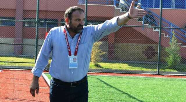 Türk antrenör Adalet Duman'dan dünya futbolunda bir ilk! Aynı sezonda iki takımı birden şampiyon yaptı