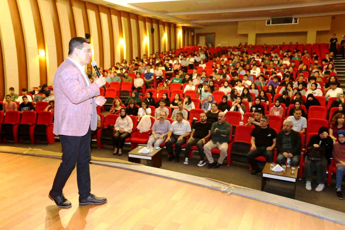 Kepez Belediye Başkanı Hakan Tütüncü, Şehit Volkan Canöz Anadolu İmam Hatip Lisesi\'nde öğrencilerle buluştu