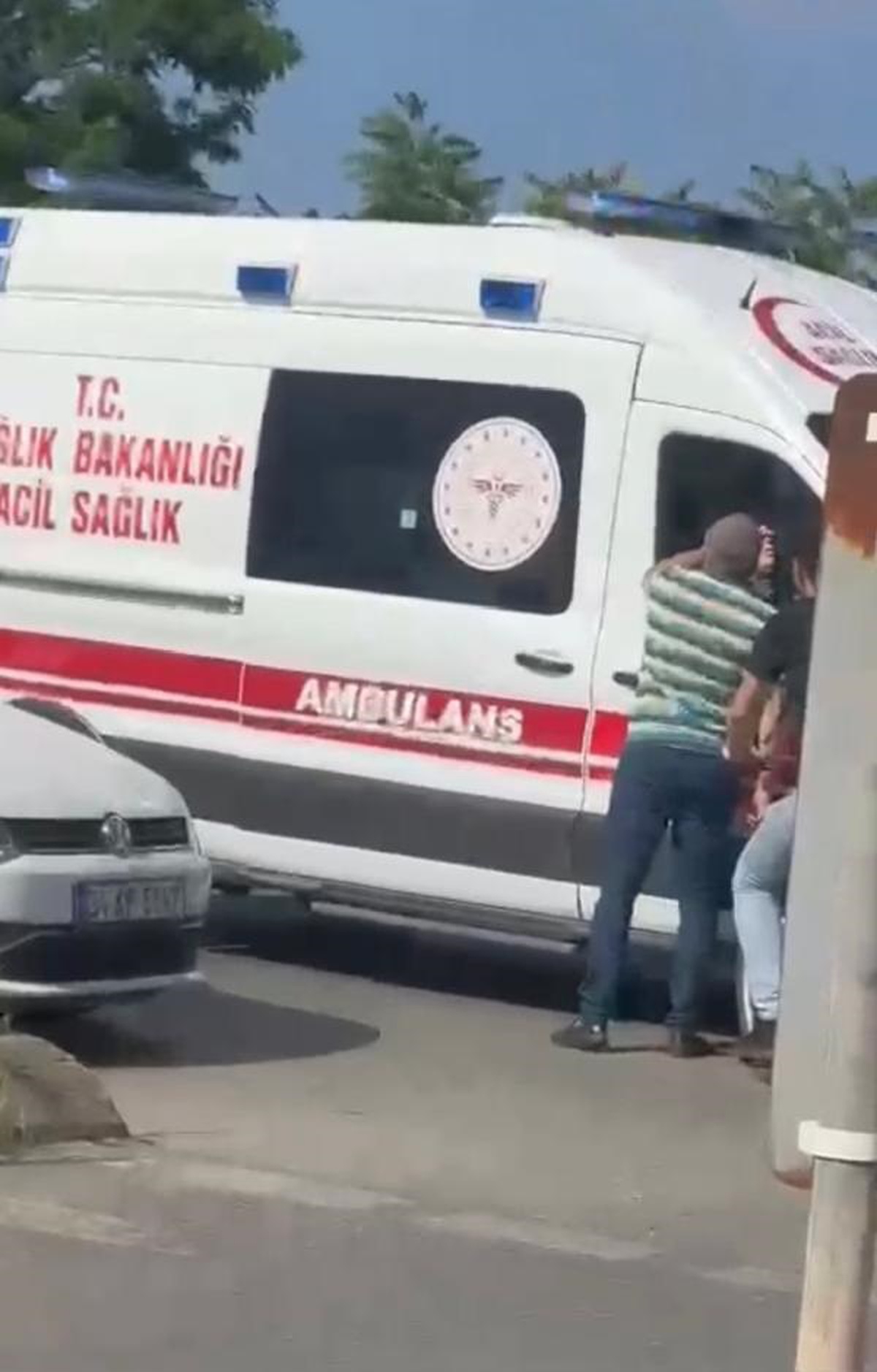 Tuzla\'da Ambulansa Yol Vermeyen Sürücü Tartıştı