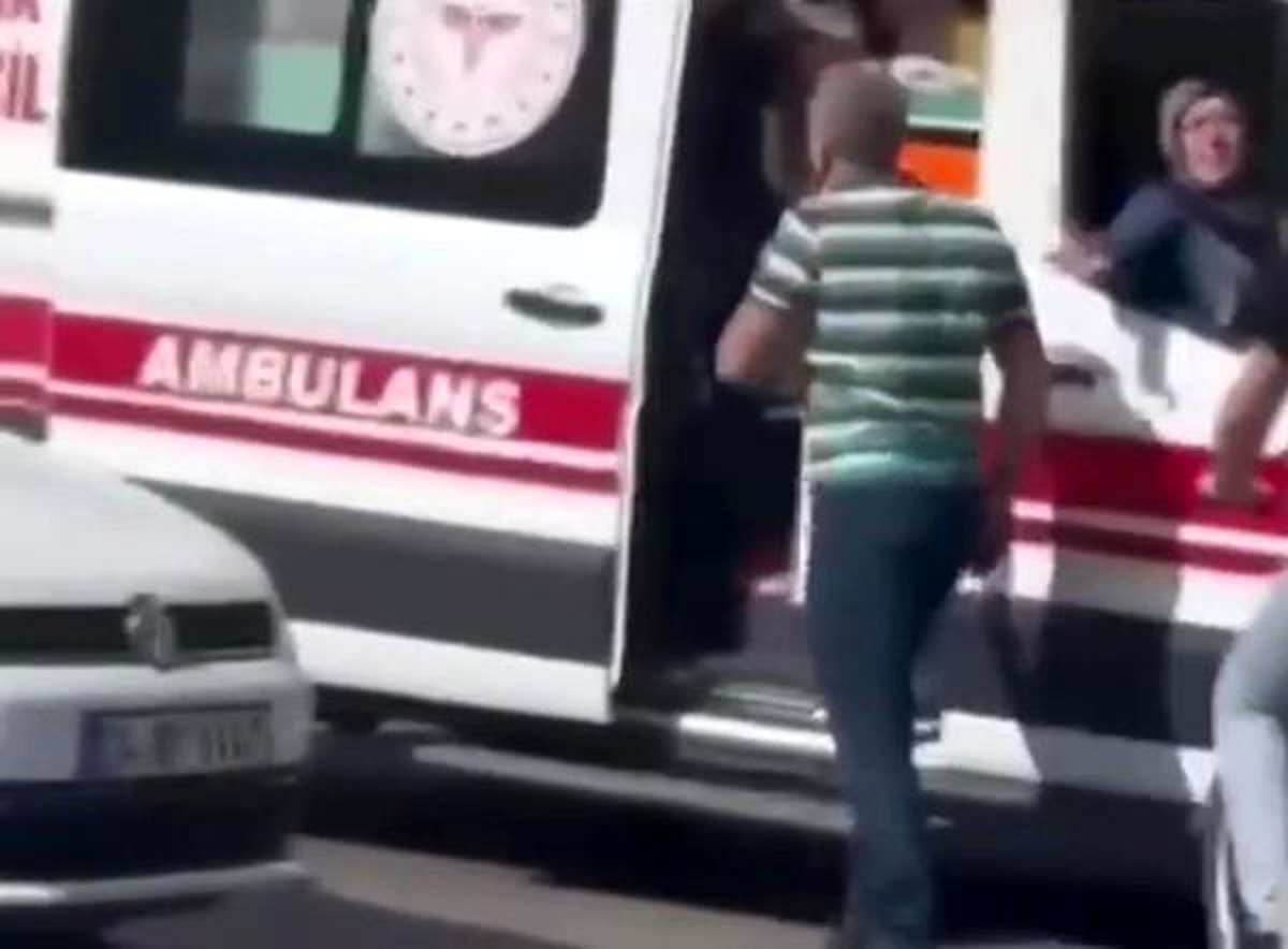 Tuzla\'da Ambulansa Yol Vermeyen Sürücü Tartıştı
