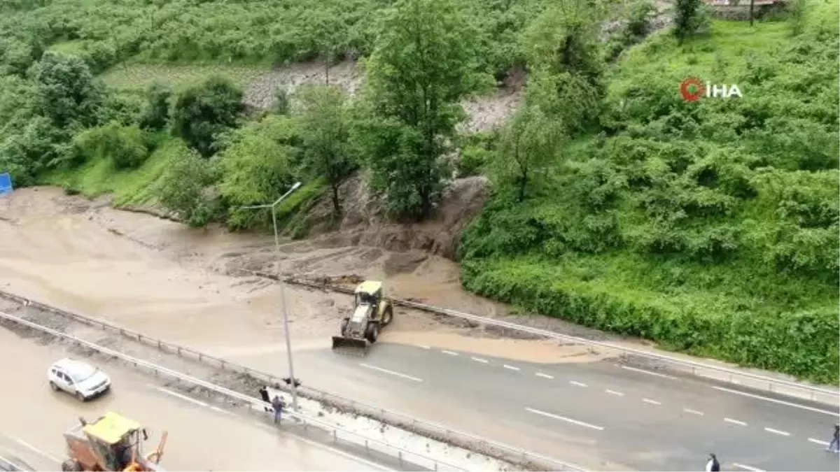 Trabzon-Gümüşhane karayolu sel suları nedeniyle tek şeritten sağlanıyor