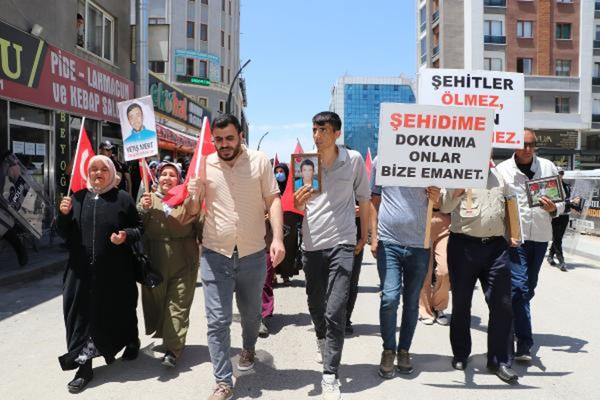 Van\'da çocukları dağa kaçırılan ailelerin HDP binası önündeki eylemi devam ediyor