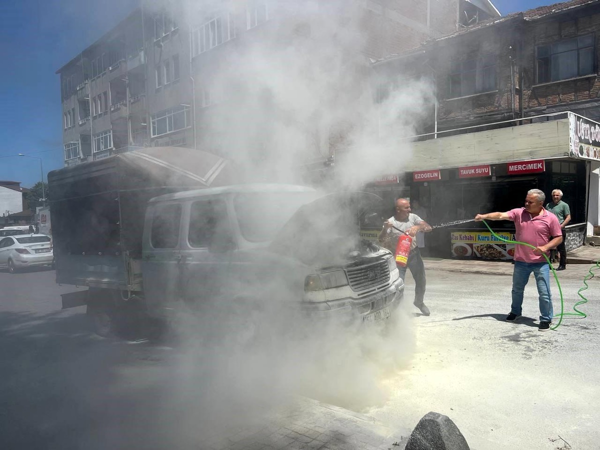 Kamyonetin motor kısmında çıkan yangına vatandaş müdahale etti