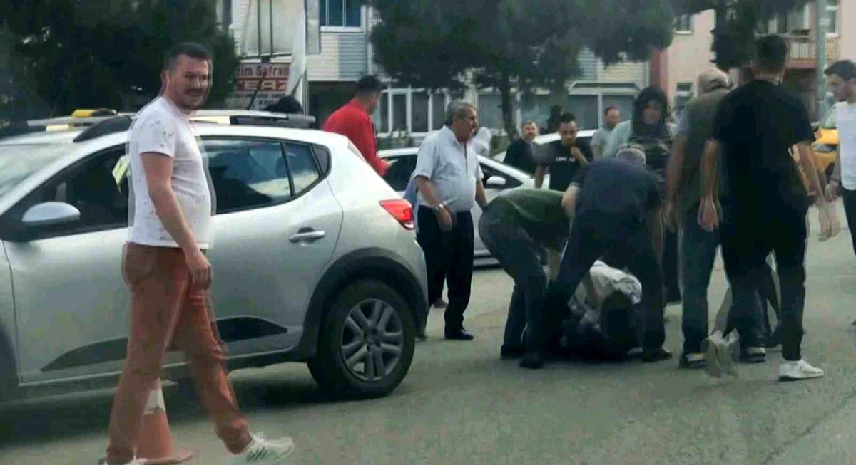 Karabük\'te Taksi Şoförü ile Vatandaş Arasında Yol Ortasında Kavga