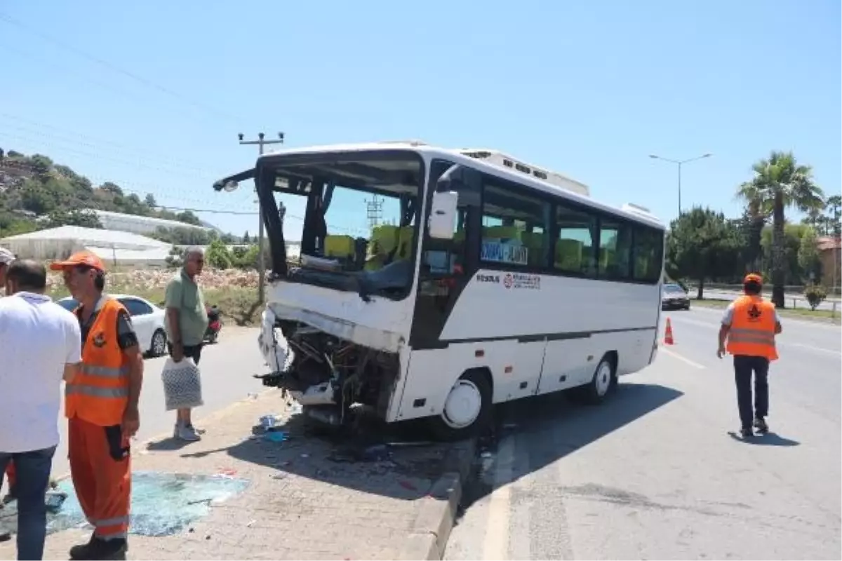 Alanya\'da Yolcu Midibüsü ile VIP Minibüs Çarpıştı: 1 Ağır, 13 Yaralı