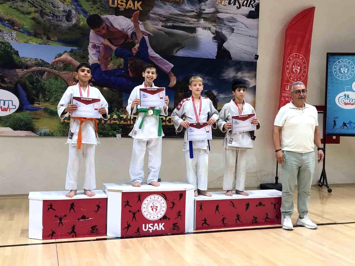 Yunusemre Belediyespor\'un judocuları Türkiye Birinciliği\'nde altın madalya kazandı