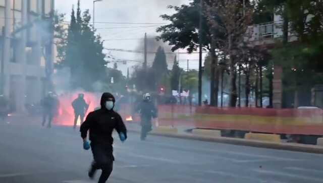 78 mülteciyi ölüme iten Yunanistan'da sokaklar karıştı! Göstericiler polisle çatıştı 78 mülteciyi ölüme iten Yunanistan'da sokaklar karıştı! Göstericiler polisle çatıştı