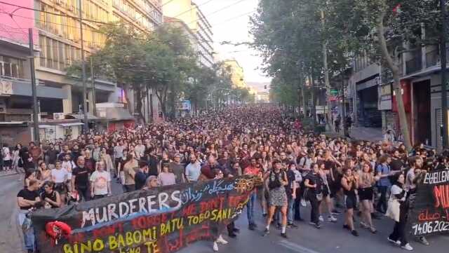 78 mülteciyi ölüme iten Yunanistan'da sokaklar karıştı! Göstericiler polisle çatıştı 78 mülteciyi ölüme iten Yunanistan'da sokaklar karıştı! Göstericiler polisle çatıştı