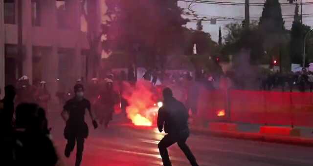 78 mülteciyi ölüme iten Yunanistan'da sokaklar karıştı! Göstericiler polisle çatıştı 78 mülteciyi ölüme iten Yunanistan'da sokaklar karıştı! Göstericiler polisle çatıştı