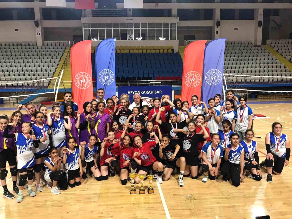 Akal (B) Takımı Mini Kızlar Voleybol Sezonu Şampiyonu Oldu