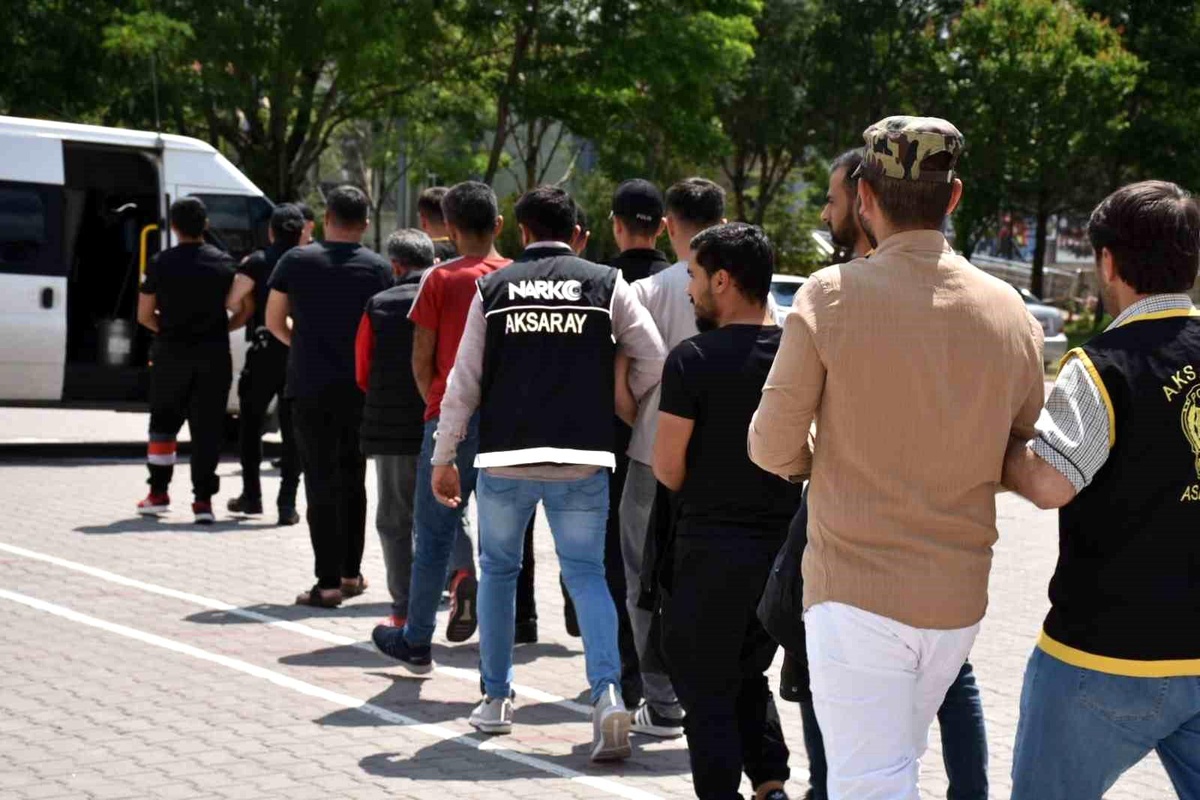 Aksaray\'da Firari Şahıslara Operasyon: 8 Kişi Yakalandı