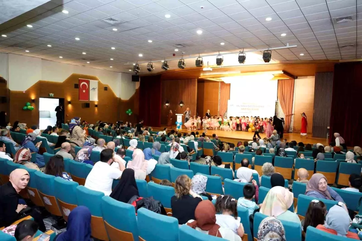 Sultangazi Belediyesi Ana Kucağı\'nda miniklerin yılsonu gösterisi