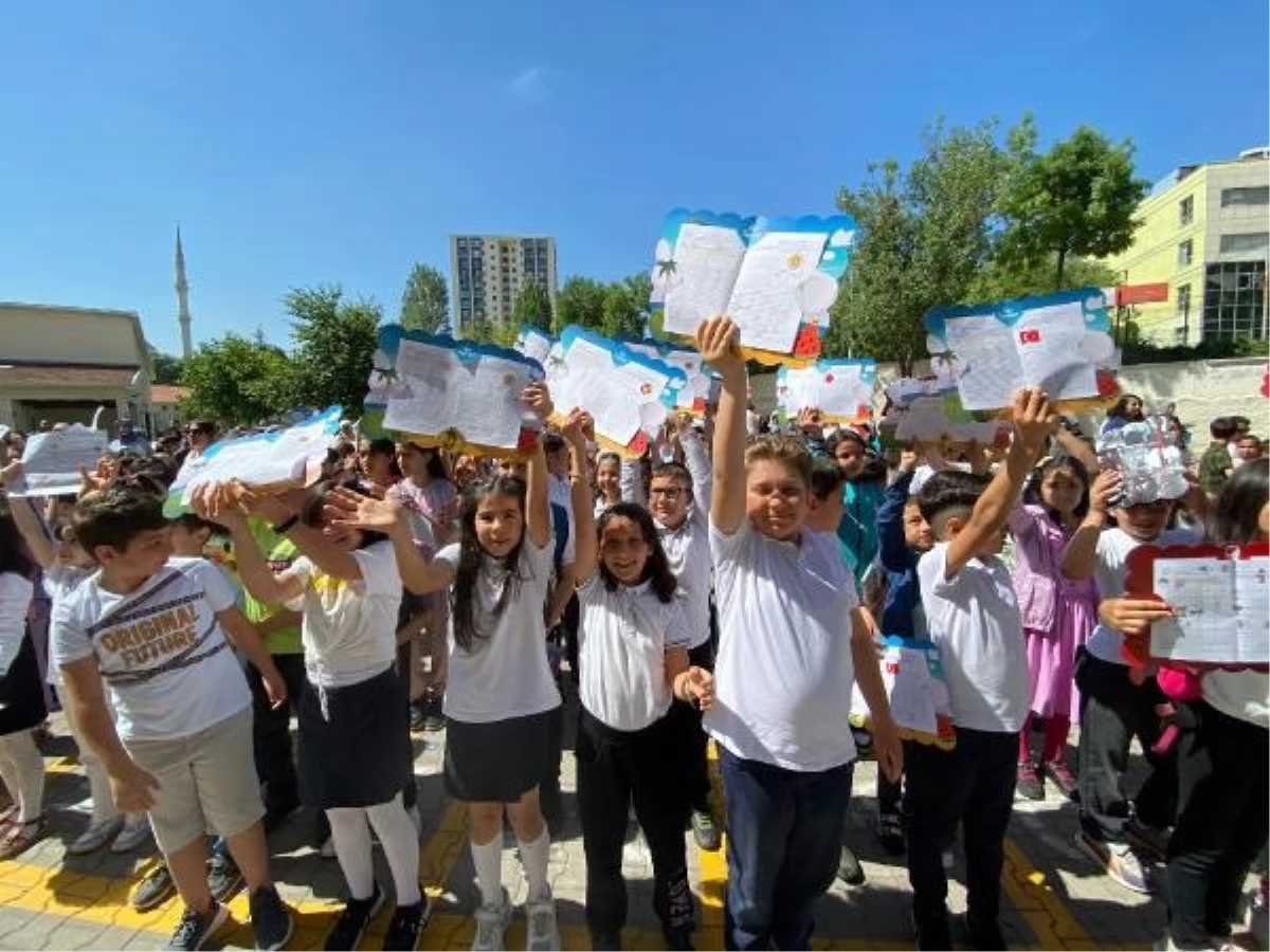 Ankara Valisi Vasip Şahin, Yeni Turan İlkokulu\'nda Öğrencilere Karne Dağıttı