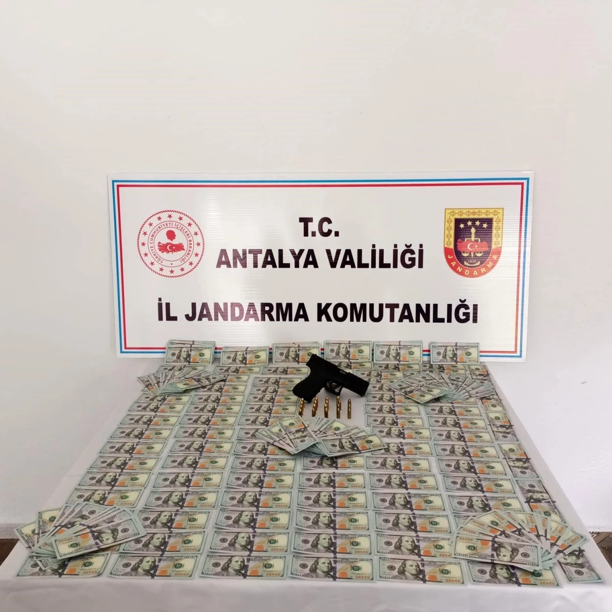 Antalya\'da 85 Bin Sahte Dolar Ele Geçirildi