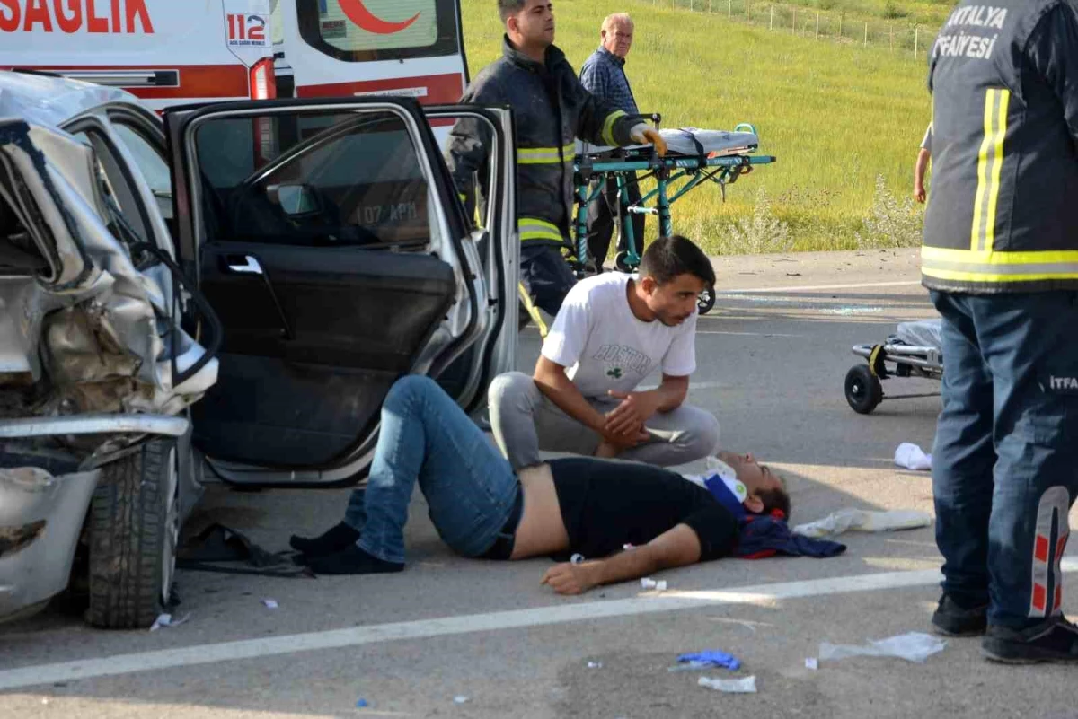 Antalya\'da trafik kazası: 3 ölü, 9 yaralı