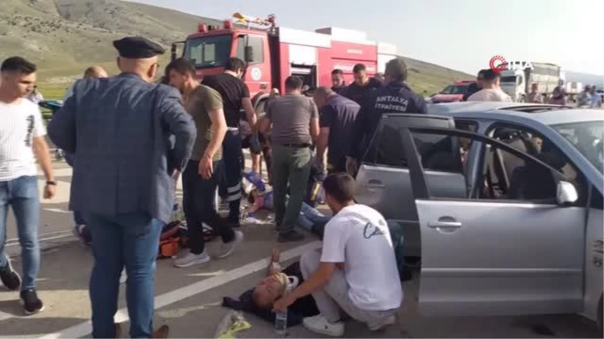 Antalya\'da korkunç kaza: 3 ölü 9 yaralı