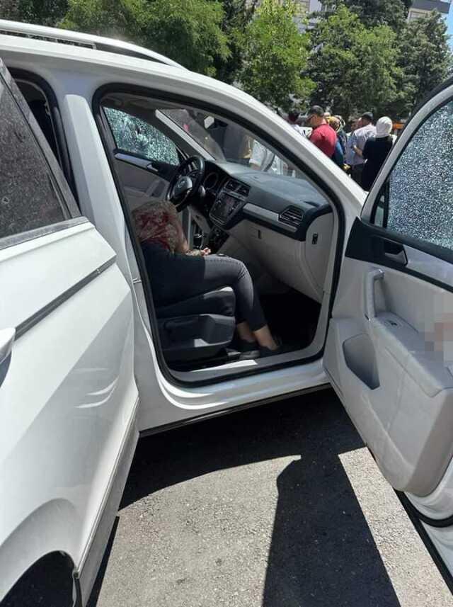 Aracın önünü kesip boşanma deneyimki eşini ve kayınpederini silahla vurdu