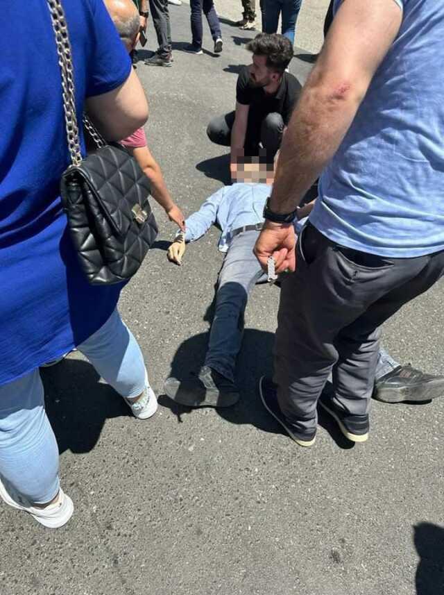 Aracın önünü kesip boşanma deneyimki eşini ve kayınpederini silahla vurdu