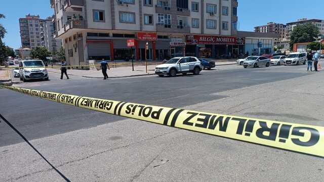 Aracın önünü kesip boşanma deneyimki eşini ve kayınpederini silahla vurdu