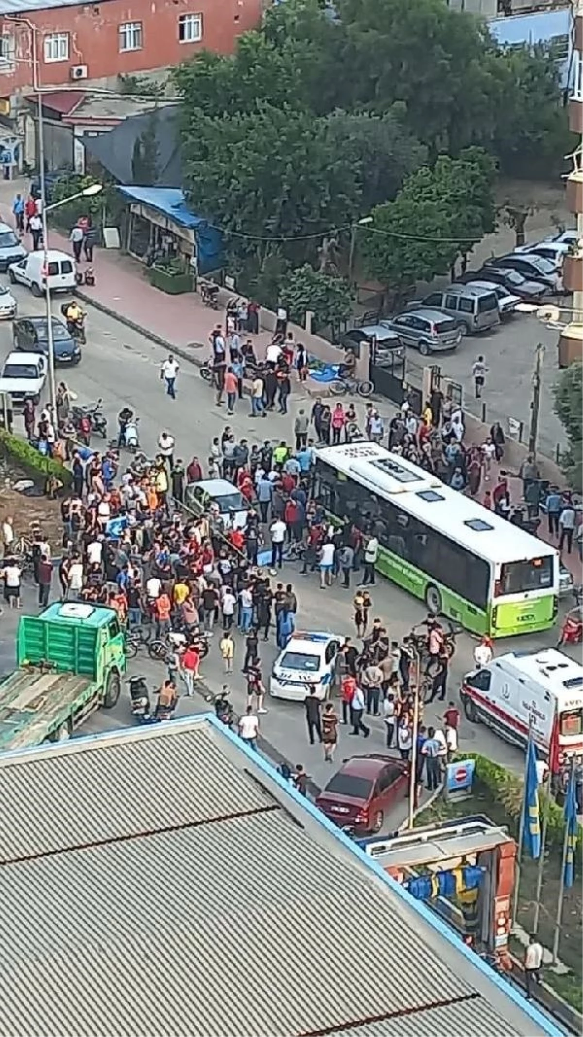 Adana\'da Motosiklet Otobüsle Çarpıştı: 1 Ölü, 1 Yaralı