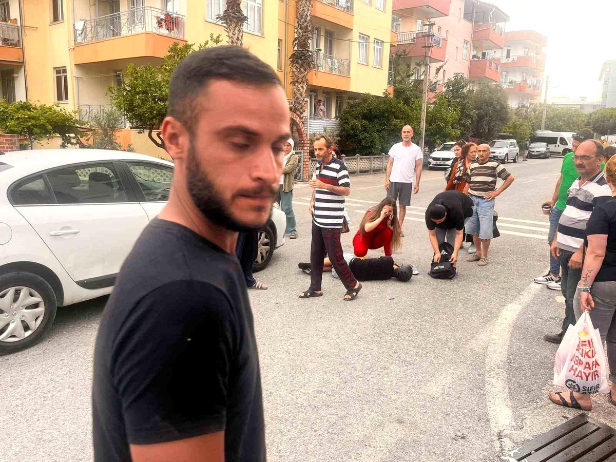 Antalya\'da Bisiklet ve Otomobil Çarpıştı: Çocuklar Yaralandı