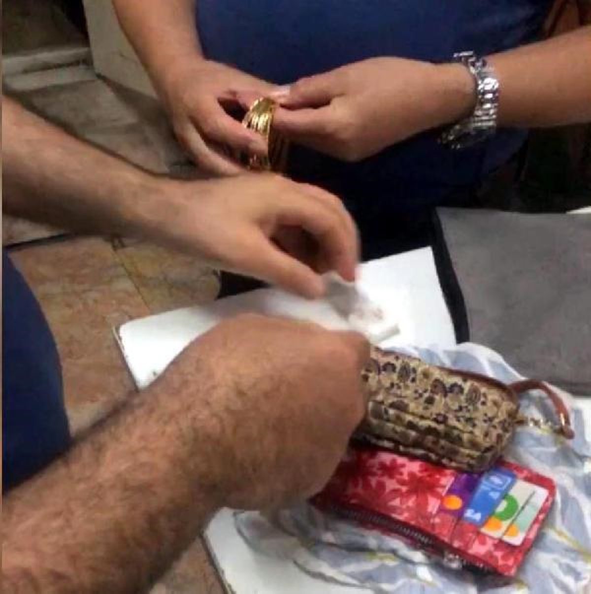 Darıca\'da bulunan çanta polis aracılığıyla sahibine ulaştırıldı