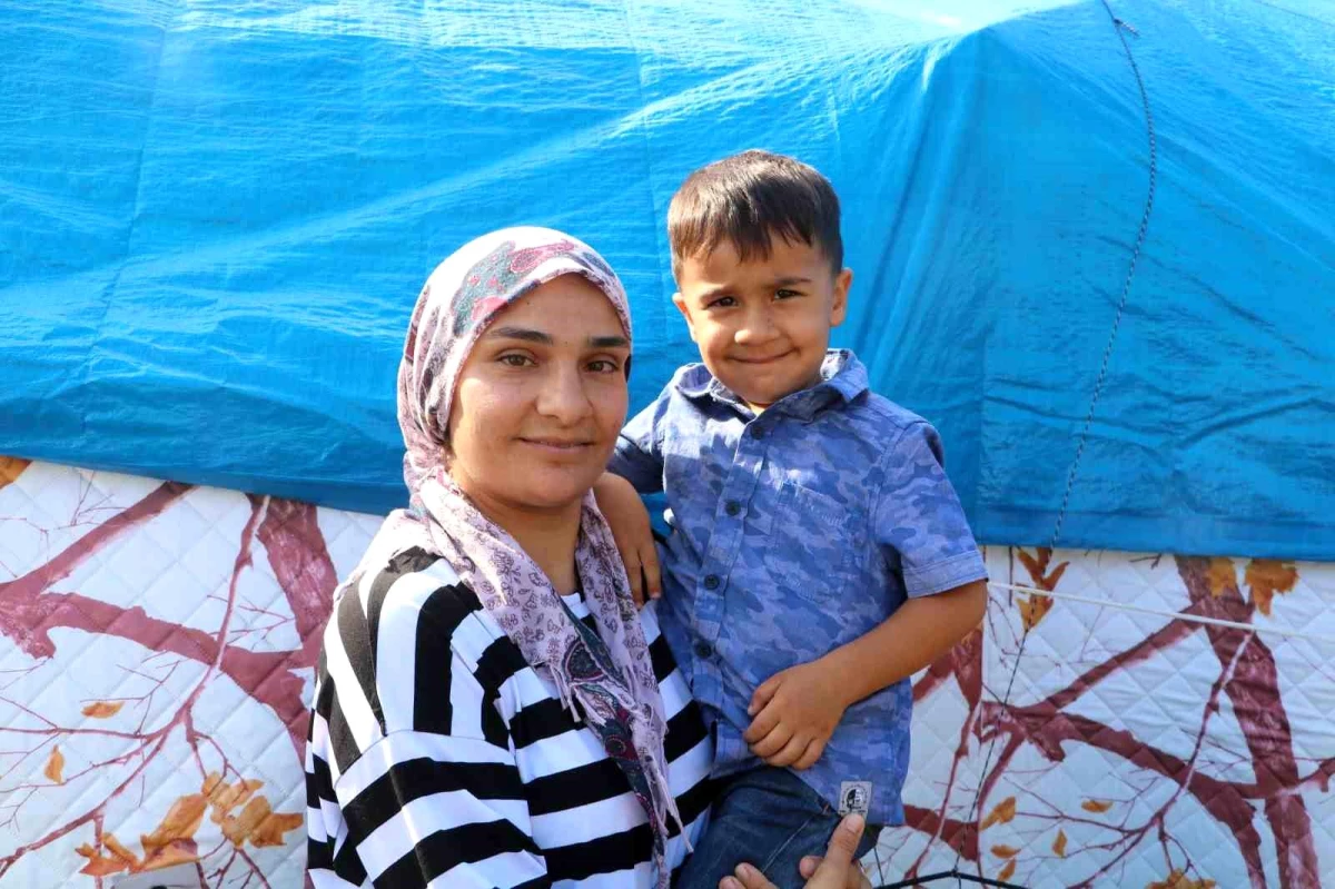 Depremzedeler, çadırda yaşamlarını sürdürürken 4 yaşındaki oğullarının doğum gününü kutladılar