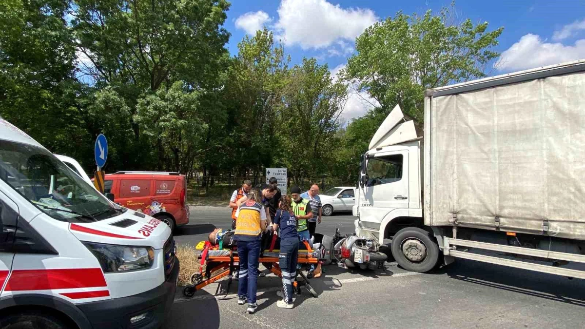 Tekirdağ Çorlu\'da Kamyon ve Motosiklet Çarpıştı: 1 Yaralı