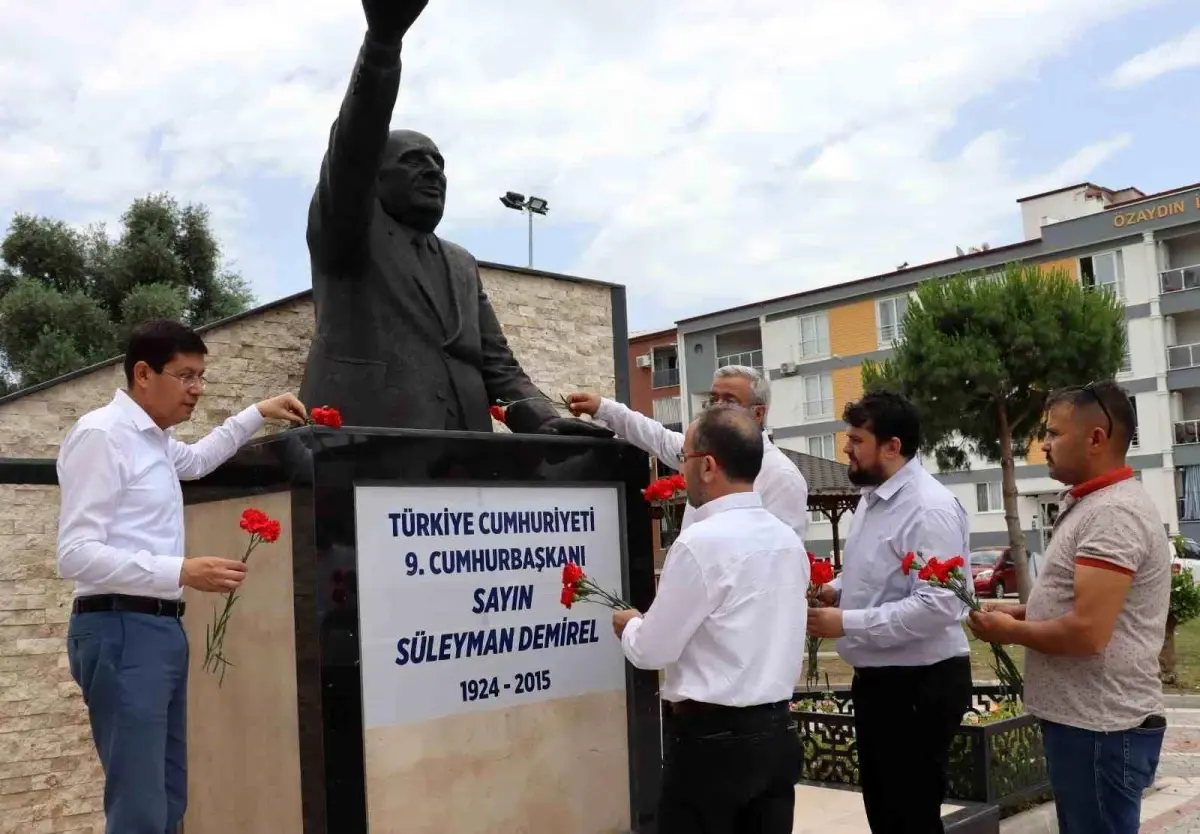 Süleyman Demirel\'in ölüm yıldönümünde Nazilli\'de pilav hayrı düzenlendi