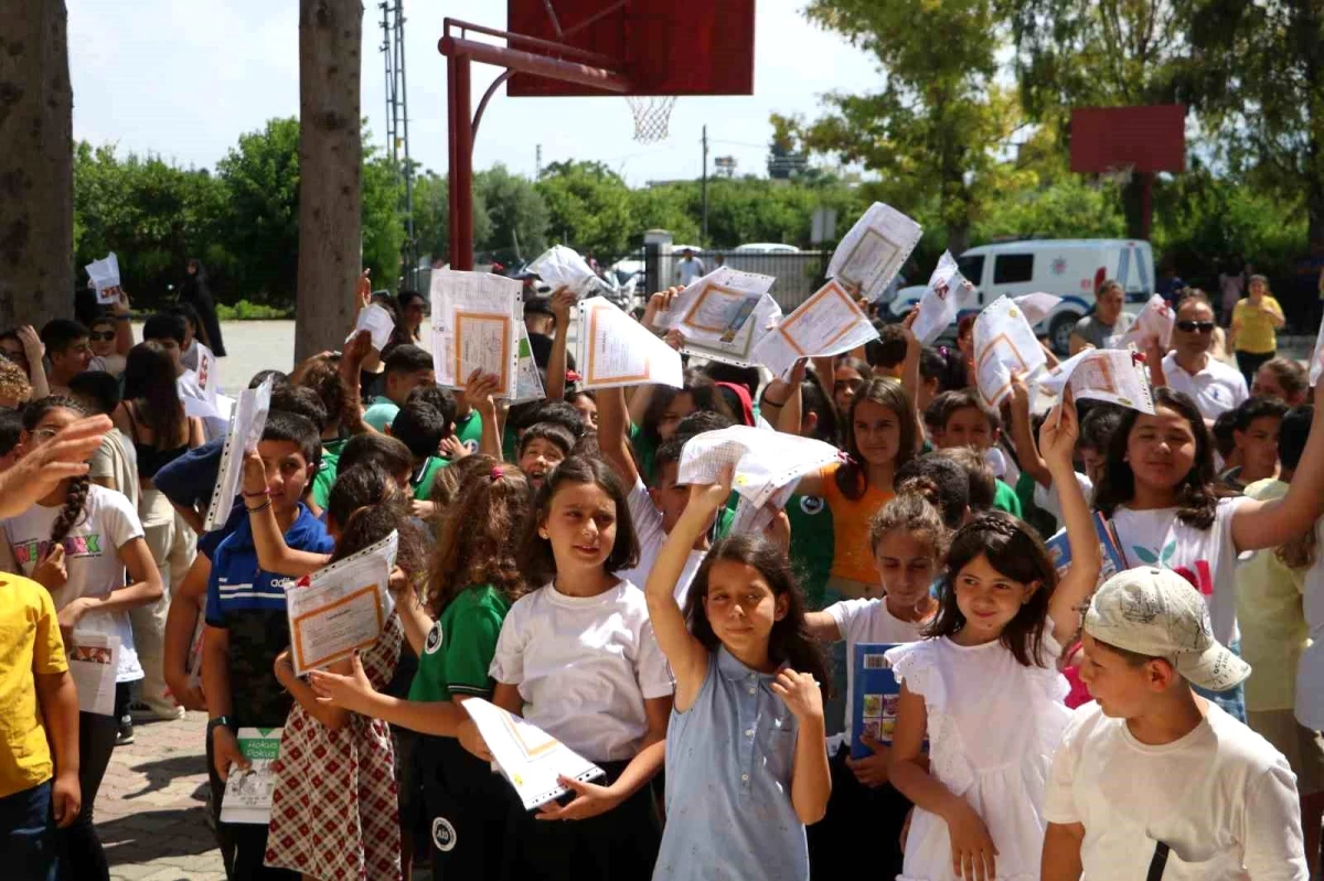 Hatay\'ın Arsuz ilçesinde öğrencilere karne dağıtım töreni düzenlendi