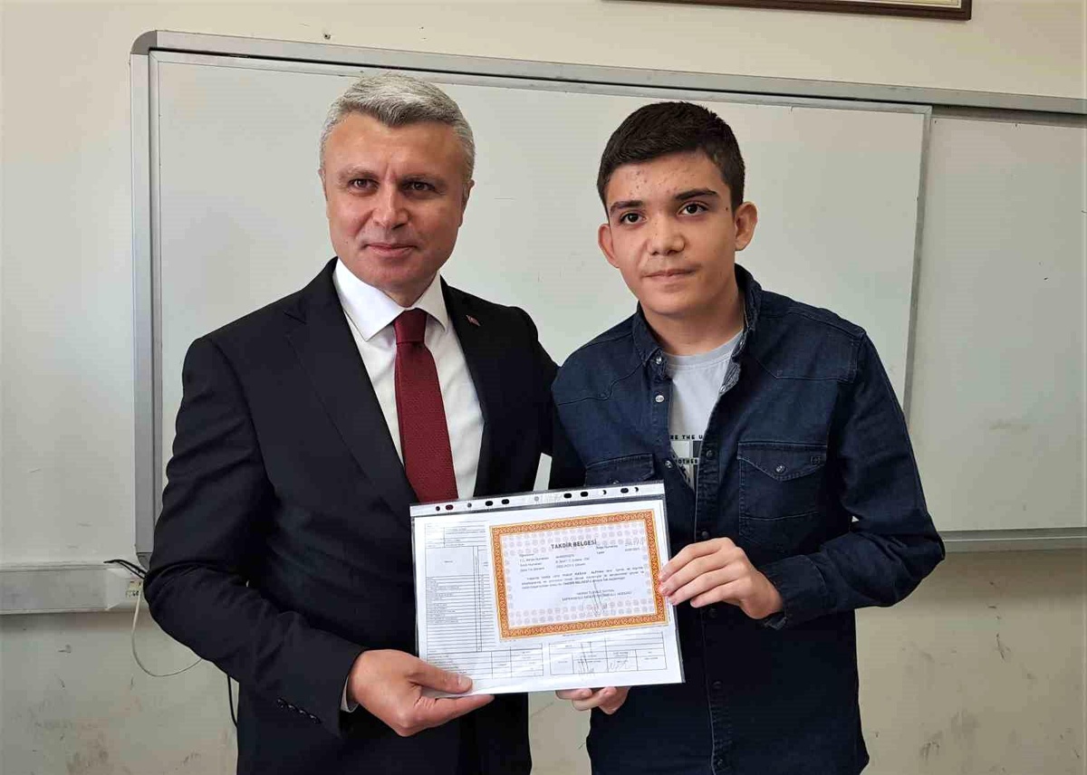 Depremzede Ailenin Çocuğu Yusuf Kağan Okulu Birincilikle Bitirdi