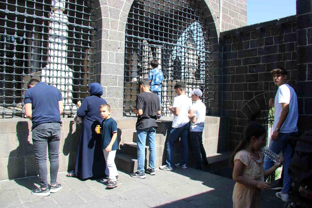 Diyarbakır\'da YKS öncesi öğrenciler Hz. Süleyman Camii\'ne akın etti
