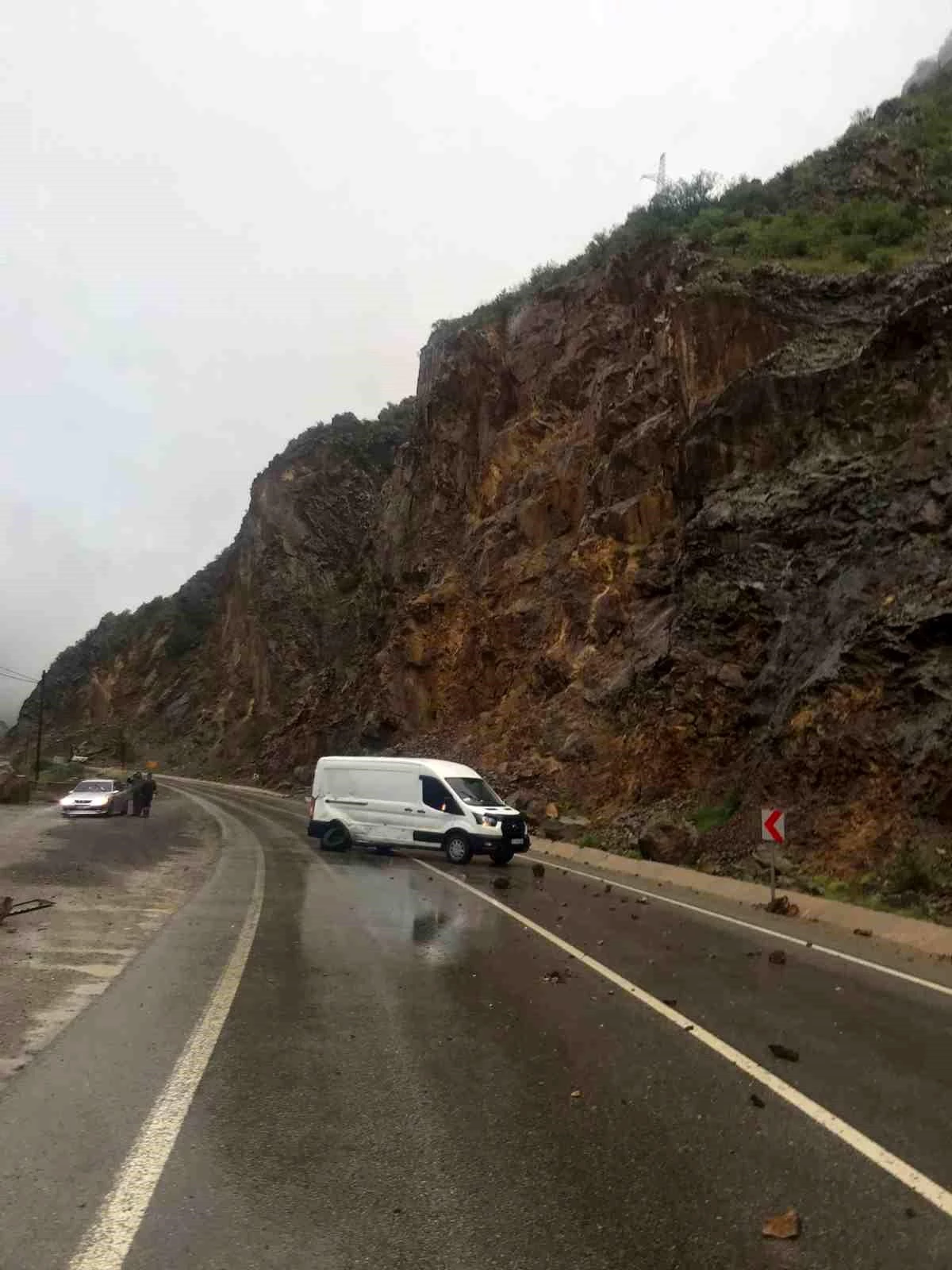 Gümüşhane\'de Yamaçtan Kopan Kayalar Ekmek Yüklü Minibüse Çarptı