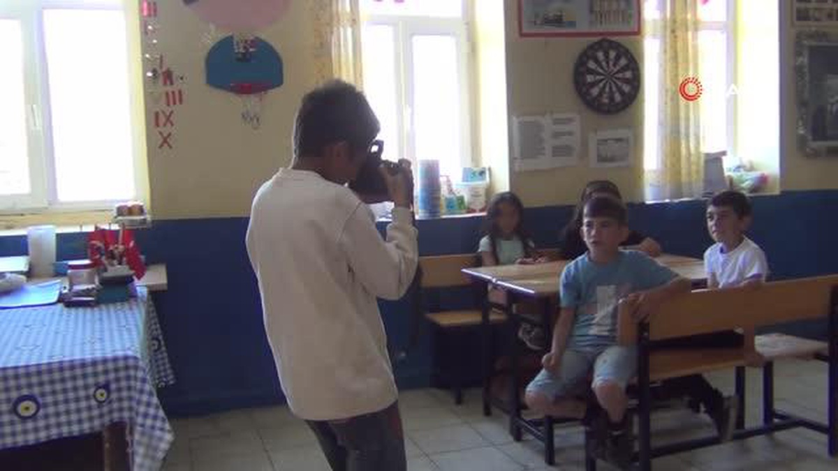 Köy okulundaki öğrencilerin fotoğraf makinesiyle imtihanı