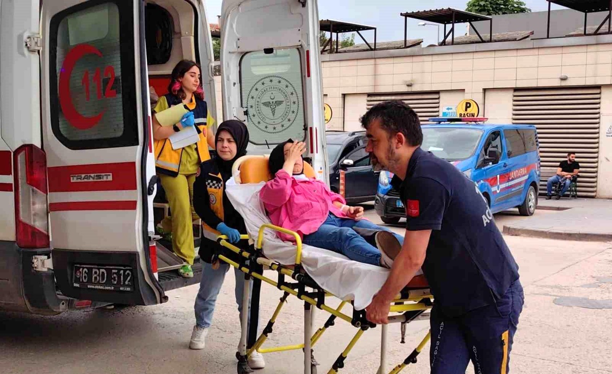 Boşanmakta olan eşini bıçaklayan şüpheli, kızının karne töreninde yakalandı