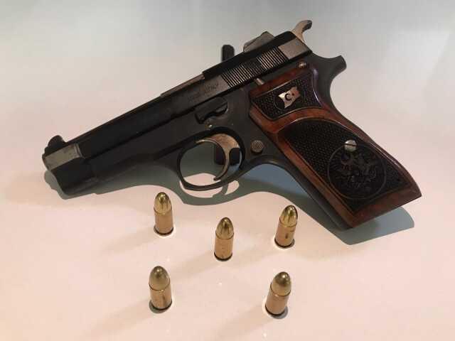 Eşini taciz eden komşusunu göğsünden vurarak öldürdü! Yoldan geçen bir kişi de yaralandı